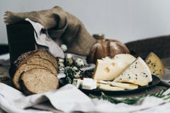 Ένα επίπεδο βάζει των μικροσκοπικών αυγών με το ψημένο ψωμί στο μοντέρνο τραπεζομάντιλο Ένα φλυτζάνι του γάλακτος είναι κοντινό, στοκ φωτογραφία Ένα επίπεδο βάζει των μικροσκοπικών αυγών με το ψημένο ψωμί στο μοντέρνο τραπεζομάντιλο Ένα φλυτζάνι του γάλακτος είναι κοντινό, στοκ φωτογραφία