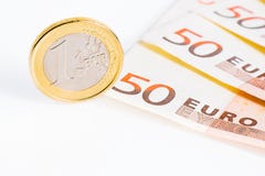 Ένα ευρο- νόμισμα σε 50 ευρο- τραπεζογραμμάτια στοκ εικόνες Ένα ευρο- νόμισμα σε 50 ευρο- τραπεζογραμμάτια στοκ εικόνες