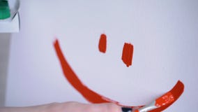 Ένα ευτυχές smiley σε ένα παιδιάστικο ύφος, ένας καλλιτέχνης κοριτσιών χρωμάτισε ένα χαμόγελο σε έναν άσπρο καμβά απόθεμα βίντεο Ένα ευτυχές smiley σε ένα παιδιάστικο ύφος, ένας καλλιτέχνης κοριτσιών χρωμάτισε ένα χαμόγελο σε έναν άσπρο καμβά απόθεμα βίντεο