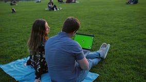 Ένα ευτυχές ζεύγος που χρησιμοποιεί το lap-top Έτοιμος για την καταδίωξη απόθεμα βίντεο Ένα ευτυχές ζεύγος που χρησιμοποιεί το lap-top Έτοιμος για την καταδίωξη απόθεμα βίντεο
