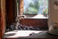 Ένα θλιβερό βλέμμα έξω το παράθυρο στοκ φωτογραφία με δικαίωμα ελεύθερης χρήσης Ένα θλιβερό βλέμμα έξω το παράθυρο στοκ φωτογραφία με δικαίωμα ελεύθερης χρήσης