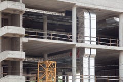 Ένα κατώτερο εσωτερικό κτιρίου γραφείων κατασκευής Μια τεράστια αίθουσα με τα πανοραμικά παράθυρα που κατασκευάζονται Η κατασκευή Στοκ εικόνες με δικαίωμα ελεύθερης χρήσης Ένα κατώτερο εσωτερικό κτιρίου γραφείων κατασκευής Μια τεράστια αίθουσα με τα πανοραμικά παράθυρα που κατασκευάζονται Η κατασκευή Στοκ εικόνες με δικαίωμα ελεύθερης χρήσης