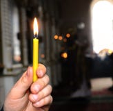 Ένα κερί στο χέρι ενός παιδιού στοκ φωτογραφίες Ένα κερί στο χέρι ενός παιδιού στοκ φωτογραφίες