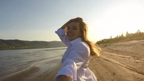 Ένα κορίτσι και ένας τύπος που τρέχουν γύρω στην παραλία Ένα κορίτσι και ένας τύπος που τρέχουν γύρω στην παραλία