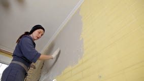 Ένα κορίτσι με ένα putty μαχαίρι, spackling κόλλα Μια μέθοδος ένα στρώμα spatula και με putty την κόλλα απόθεμα βίντεο Ένα κορίτσι με ένα putty μαχαίρι, spackling κόλλα Μια μέθοδος ένα στρώμα spatula και με putty την κόλλα απόθεμα βίντεο
