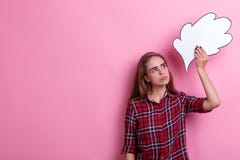 Ένα κορίτσι που κρατά μια εικόνα εγγράφου μιας υπερυψωμένης εξέτασης σκέψης ή ιδέας το και να ανατρέξει Σε ένα ρόδινο υπόβαθρο στοκ εικόνες με δικαίωμα ελεύθερης χρήσης Ένα κορίτσι που κρατά μια εικόνα εγγράφου μιας υπερυψωμένης εξέτασης σκέψης ή ιδέας το και να ανατρέξει Σε ένα ρόδινο υπόβαθρο στοκ εικόνες με δικαίωμα ελεύθερης χρήσης