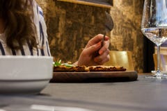 Ένα κορίτσι που τρώει την πίτσα της - να δειπνήσει πίνακας στοκ φωτογραφίες με δικαίωμα ελεύθερης χρήσης Ένα κορίτσι που τρώει την πίτσα της - να δειπνήσει πίνακας στοκ φωτογραφίες με δικαίωμα ελεύθερης χρήσης
