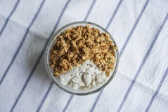 Ένα κύπελλο του υγιούς παρφαί, σπιτικό granola στοκ φωτογραφία με δικαίωμα ελεύθερης χρήσης Ένα κύπελλο του υγιούς παρφαί, σπιτικό granola στοκ φωτογραφία με δικαίωμα ελεύθερης χρήσης