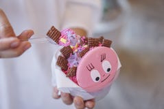 Ένα κύπελλο του υγιούς παρφαί, σπιτικό granola στοκ εικόνα με δικαίωμα ελεύθερης χρήσης Ένα κύπελλο του υγιούς παρφαί, σπιτικό granola στοκ εικόνα με δικαίωμα ελεύθερης χρήσης