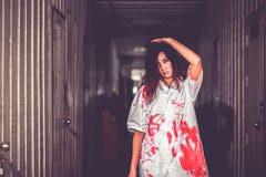 Ένα μαχαίρι εκμετάλλευσης γυναικών με το αίμα, έννοια αποκριών στοκ εικόνες με δικαίωμα ελεύθερης χρήσης Ένα μαχαίρι εκμετάλλευσης γυναικών με το αίμα, έννοια αποκριών στοκ εικόνες με δικαίωμα ελεύθερης χρήσης