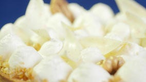 Ένα μεγάλο στρογγυλό κέικ μαρέγκας αέρα torte σε ένα μπλε πιάτο πορσελάνης σε ένα σκούρο μπλε υπόβαθρο Κλείστε μέχρι το κέικ μαρέ απόθεμα βίντεο Ένα μεγάλο στρογγυλό κέικ μαρέγκας αέρα torte σε ένα μπλε πιάτο πορσελάνης σε ένα σκούρο μπλε υπόβαθρο Κλείστε μέχρι το κέικ μαρέ απόθεμα βίντεο