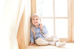 Ένα μικρό αγόρι κάθεται στο windowsill στο βρεφικό σταθμό Η έννοια του ελεύθερου χρόνου, του ελεύθερου χρόνου, των ανθρώπων και τ στοκ εικόνες Ένα μικρό αγόρι κάθεται στο windowsill στο βρεφικό σταθμό Η έννοια του ελεύθερου χρόνου, του ελεύθερου χρόνου, των ανθρώπων και τ στοκ εικόνες