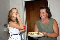 Ένα μικρό κορίτσι δοκιμάζει ένα κέικ από το χέρι της από το πιάτο στοκ φωτογραφίες με δικαίωμα ελεύθερης χρήσης Ένα μικρό κορίτσι δοκιμάζει ένα κέικ από το χέρι της από το πιάτο στοκ φωτογραφίες με δικαίωμα ελεύθερης χρήσης