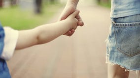 Ένα μικρό κορίτσι και ένα αγόρι περπατούν στο πάρκο απόθεμα βίντεο Ένα μικρό κορίτσι και ένα αγόρι περπατούν στο πάρκο απόθεμα βίντεο