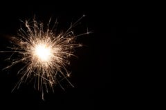 Ένα μικρό νέο έτος sparkler στο μαύρο υπόβαθρο στοκ φωτογραφία με δικαίωμα ελεύθερης χρήσης Ένα μικρό νέο έτος sparkler στο μαύρο υπόβαθρο στοκ φωτογραφία με δικαίωμα ελεύθερης χρήσης