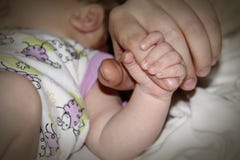 Ένα νεογέννητο δάχτυλο γονέων ` s χεριών μωρών ` s holdind στοκ φωτογραφία Ένα νεογέννητο δάχτυλο γονέων ` s χεριών μωρών ` s holdind στοκ φωτογραφία