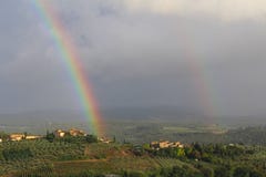 Ένα ουράνιο τόξο επάνω από τους λόφους Chianti, Τοσκάνη, Ιταλία στοκ εικόνες Ένα ουράνιο τόξο επάνω από τους λόφους Chianti, Τοσκάνη, Ιταλία στοκ εικόνες