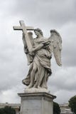 Ένα παλαιό γλυπτό σε ένα βάθρο στοκ εικόνα Ένα παλαιό γλυπτό σε ένα βάθρο στοκ εικόνα