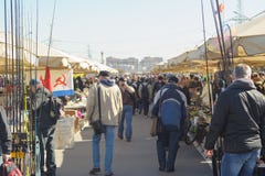 Ένα πλήθος των ανθρώπων στους στάβλους στην αγορά Yunona οδών στοκ φωτογραφία Ένα πλήθος των ανθρώπων στους στάβλους στην αγορά Yunona οδών στοκ φωτογραφία