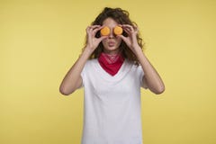 Ένα πορτρέτο της όμορφης ιταλικής γυναίκας brunette και macarons πέρα από το κίτρινο υπόβαθρο στοκ φωτογραφία με δικαίωμα ελεύθερης χρήσης Ένα πορτρέτο της όμορφης ιταλικής γυναίκας brunette και macarons πέρα από το κίτρινο υπόβαθρο στοκ φωτογραφία με δικαίωμα ελεύθερης χρήσης