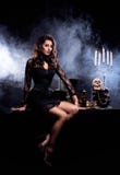 Ένα προκλητικό brunette στα ερωτικά ενδύματα με ένα κρανίο στοκ εικόνα με δικαίωμα ελεύθερης χρήσης Ένα προκλητικό brunette στα ερωτικά ενδύματα με ένα κρανίο στοκ εικόνα με δικαίωμα ελεύθερης χρήσης