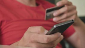 Ένα πρόσωπο καθιστά μια αγορά σε απευθείας σύνδεση Σε απευθείας σύνδεση τραπεζικές εργασίες στο smartphone απόθεμα βίντεο Ένα πρόσωπο καθιστά μια αγορά σε απευθείας σύνδεση Σε απευθείας σύνδεση τραπεζικές εργασίες στο smartphone απόθεμα βίντεο