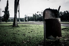 Ένα σκουριασμένο δοχείο απορριμμάτων έκανε από τον ψευδάργυρο στη φωτογραφία πάρκων πόλεων που λήφθηκε στην Τζακάρτα Ινδονησία Στοκ εικόνες με δικαίωμα ελεύθερης χρήσης Ένα σκουριασμένο δοχείο απορριμμάτων έκανε από τον ψευδάργυρο στη φωτογραφία πάρκων πόλεων που λήφθηκε στην Τζακάρτα Ινδονησία Στοκ εικόνες με δικαίωμα ελεύθερης χρήσης