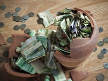 Ένα σπασμένο κιβώτιο χρημάτων με τα σαουδικά τραπεζογραμμάτια και τα νομίσματα 4 Riyal Στοκ Εικόνες Ένα σπασμένο κιβώτιο χρημάτων με τα σαουδικά τραπεζογραμμάτια και τα νομίσματα 4 Riyal Στοκ Εικόνες