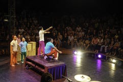 : Ένα συγκρότημα acrobatics εκτελεί τις επιδείξεις τους, και υπάρχουν μέρη των ανθρώπων που προσέχουν και που απολαμβάνουν την επ στοκ εικόνες με δικαίωμα ελεύθερης χρήσης : Ένα συγκρότημα acrobatics εκτελεί τις επιδείξεις τους, και υπάρχουν μέρη των ανθρώπων που προσέχουν και που απολαμβάνουν την επ στοκ εικόνες με δικαίωμα ελεύθερης χρήσης