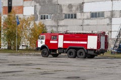 Ένα σύγχρονο πυροσβεστικό όχημα με τον εξοπλισμό είναι έτοιμο για χρήση στοκ εικόνες Ένα σύγχρονο πυροσβεστικό όχημα με τον εξοπλισμό είναι έτοιμο για χρήση στοκ εικόνες