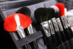 Ένα σύνολο βουρτσών makeup σε μια περίπτωση Ο Μαύρος, κόκκινο και λευκό βο στοκ εικόνες Ένα σύνολο βουρτσών makeup σε μια περίπτωση Ο Μαύρος, κόκκινο και λευκό βο στοκ εικόνες