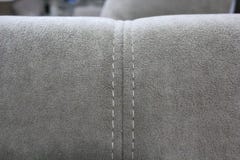 Ένα τεμάχιο του πίσω μέρους ενός γκρίζου velour καναπέ στοκ εικόνα Ένα τεμάχιο του πίσω μέρους ενός γκρίζου velour καναπέ στοκ εικόνα