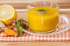 ένα φλυτζάνι Turmeric του τσαγιού με το λεμόνι και της πιπερόριζας, οφέλη για το reduc Στοκ Εικόνες ένα φλυτζάνι Turmeric του τσαγιού με το λεμόνι και της πιπερόριζας, οφέλη για το reduc Στοκ Εικόνες