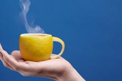Ένα φλυτζάνι τσαγιού φιαγμένο από λεμόνι Φλυτζάνι λεμονιών υπό εξέταση σε ένα μπλε υπόβαθρο Δημιουργική σύνθεση στο θέμα του φυσι Στοκ Φωτογραφία Ένα φλυτζάνι τσαγιού φιαγμένο από λεμόνι Φλυτζάνι λεμονιών υπό εξέταση σε ένα μπλε υπόβαθρο Δημιουργική σύνθεση στο θέμα του φυσι Στοκ Φωτογραφία