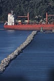 Ένα φορτηγό πλοίο στο Κόλπο του Λα Spezia, Λιγυρία στοκ φωτογραφία με δικαίωμα ελεύθερης χρήσης Ένα φορτηγό πλοίο στο Κόλπο του Λα Spezia, Λιγυρία στοκ φωτογραφία με δικαίωμα ελεύθερης χρήσης