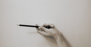 Ένα χέρι κρατά ένα από γραφίτη μολύβι σκιαγράφησης σε μια οριζόντια γωνία στοκ εικόνες με δικαίωμα ελεύθερης χρήσης Ένα χέρι κρατά ένα από γραφίτη μολύβι σκιαγράφησης σε μια οριζόντια γωνία στοκ εικόνες με δικαίωμα ελεύθερης χρήσης