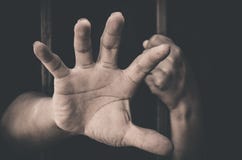 Ένα χέρι που κολλά από μια προσπάθεια κράτησης στοκ εικόνα Ένα χέρι που κολλά από μια προσπάθεια κράτησης στοκ εικόνα
