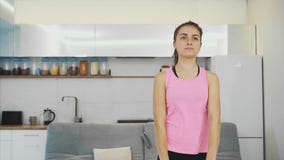 Ένα χαριτωμένο κορίτσι κάνει τις διαφορετικές κινήσεις για τα χέρια της Ένα χαριτωμένο κορίτσι κάνει τις διαφορετικές κινήσεις για τα χέρια της