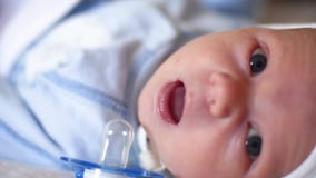 Ένα χαριτωμένο μικρό μωρό εξετάζει τη κάμερα και είναι ευτυχές σε ένα άσπρο σεντόνι Το μωρό κοιτάζει γύρω και έπειτα χαμόγελα απόθεμα βίντεο Ένα χαριτωμένο μικρό μωρό εξετάζει τη κάμερα και είναι ευτυχές σε ένα άσπρο σεντόνι Το μωρό κοιτάζει γύρω και έπειτα χαμόγελα απόθεμα βίντεο