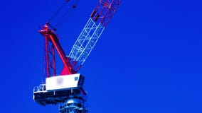 Ένα χρονικό σφάλμα της κίνησης των γερανών πίσω από το μπλε ουρανό στην κατώτερη βράση κινηματογραφήσεων σε πρώτο πλάνο κατασκευή απόθεμα βίντεο Ένα χρονικό σφάλμα της κίνησης των γερανών πίσω από το μπλε ουρανό στην κατώτερη βράση κινηματογραφήσεων σε πρώτο πλάνο κατασκευή απόθεμα βίντεο