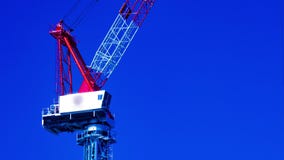Ένα χρονικό σφάλμα της κίνησης των γερανών πίσω από το μπλε ουρανό στο κατώτερο ζουμ κινηματογραφήσεων σε πρώτο πλάνο κατασκευής φιλμ μικρού μήκους Ένα χρονικό σφάλμα της κίνησης των γερανών πίσω από το μπλε ουρανό στο κατώτερο ζουμ κινηματογραφήσεων σε πρώτο πλάνο κατασκευής φιλμ μικρού μήκους