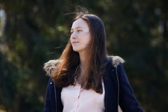 Ένα όμορφο κορίτσι σε ένα μπλε παλτό με τη χαλαρή κοκκινωπή τρίχα στοκ φωτογραφία με δικαίωμα ελεύθερης χρήσης Ένα όμορφο κορίτσι σε ένα μπλε παλτό με τη χαλαρή κοκκινωπή τρίχα στοκ φωτογραφία με δικαίωμα ελεύθερης χρήσης