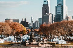 Ένα όμορφο πάρκο και ένα άγαλμα σε NYC στοκ εικόνα με δικαίωμα ελεύθερης χρήσης Ένα όμορφο πάρκο και ένα άγαλμα σε NYC στοκ εικόνα με δικαίωμα ελεύθερης χρήσης