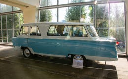 Έναρξη Minivan - αναδρομικό αυτοκίνητο από την ΕΣΣΔ στοκ φωτογραφία με δικαίωμα ελεύθερης χρήσης Έναρξη Minivan - αναδρομικό αυτοκίνητο από την ΕΣΣΔ στοκ φωτογραφία με δικαίωμα ελεύθερης χρήσης