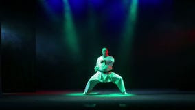 Ένας karate κύριος με μια μαύρη ζώνη σε ένα μαύρο υπόβαθρο με το χρωματισμένο καπνό συμμετέχει karate απόθεμα βίντεο Ένας karate κύριος με μια μαύρη ζώνη σε ένα μαύρο υπόβαθρο με το χρωματισμένο καπνό συμμετέχει karate απόθεμα βίντεο