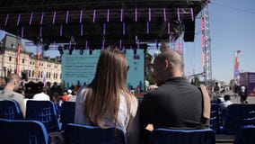 Ένας άνδρας και μια γυναίκα είναι σε ένα σεμινάριο, εκπαιδευτικός και εξετάζουν την οθόνη απόθεμα βίντεο Ένας άνδρας και μια γυναίκα είναι σε ένα σεμινάριο, εκπαιδευτικός και εξετάζουν την οθόνη απόθεμα βίντεο