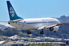 Ένας αέρας Νέα Ζηλανδία Boeing 737-3U3 μπαίνει να προσγειωθεί στον αερολιμένα του Ουέλλινγκτον, Νέα Ζηλανδία Αυτό το αεροσκάφος έ στοκ φωτογραφίες Ένας αέρας Νέα Ζηλανδία Boeing 737-3U3 μπαίνει να προσγειωθεί στον αερολιμένα του Ουέλλινγκτον, Νέα Ζηλανδία Αυτό το αεροσκάφος έ στοκ φωτογραφίες