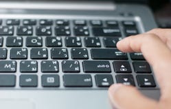 Ένας αντίχειρας είναι έτοιμος να πιέσει επάνω εισάγει το κουμπί ενός υπολογιστή στοκ φωτογραφία με δικαίωμα ελεύθερης χρήσης Ένας αντίχειρας είναι έτοιμος να πιέσει επάνω εισάγει το κουμπί ενός υπολογιστή στοκ φωτογραφία με δικαίωμα ελεύθερης χρήσης