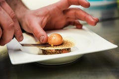 Ένας αρχιμάγειρας που βάζει ένα βρασμένο αυγό σε ένα γεύμα σε ένα γαλλικό γαστρονομικό εστιατόριο Στοκ Φωτογραφίες Ένας αρχιμάγειρας που βάζει ένα βρασμένο αυγό σε ένα γεύμα σε ένα γαλλικό γαστρονομικό εστιατόριο Στοκ Φωτογραφίες