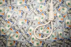 Ένας βρόχος του σχοινιού στο υπόβαθρο των δολαρίων Τοπ άποψη, διάστημα αντιγράφων στοκ φωτογραφίες με δικαίωμα ελεύθερης χρήσης Ένας βρόχος του σχοινιού στο υπόβαθρο των δολαρίων Τοπ άποψη, διάστημα αντιγράφων στοκ φωτογραφίες με δικαίωμα ελεύθερης χρήσης